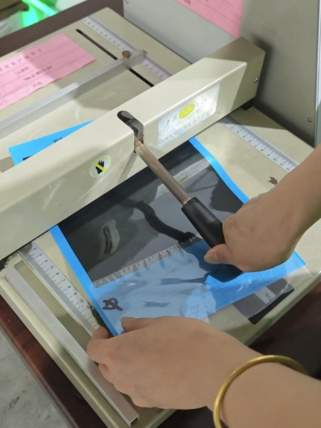 Quá trình kiểm tra phim dán nhiệt là một phương tiện quan trọng để đảm bảo đảm bảo và ổn định chất lượng.